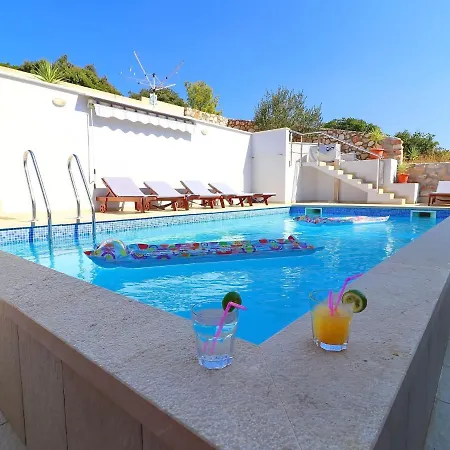 Charming In Cara With Swimming Pool Holiday home
