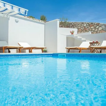 Holiday home Charming In Cara With Swimming Pool Zavalatica
