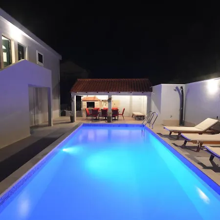 Holiday home Charming In Cara With Swimming Pool Zavalatica